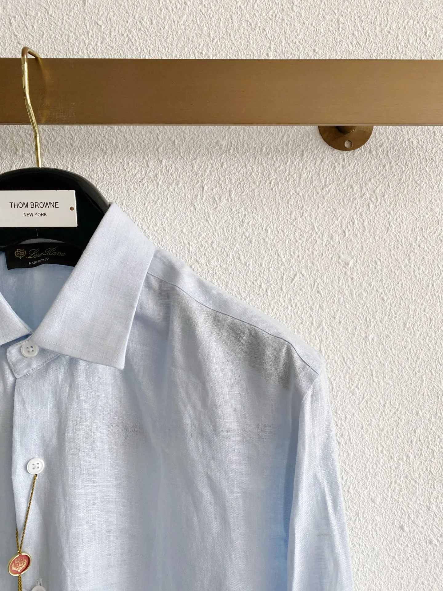 Loro Piana pure linen quiet luxury long-sleeved shirt Fabric: Select high-grade natural linen fabrics, retaining the original and delicate fabric texture of linen, with a soft matte texture, in line with the Italian style of low-key quiet luxury; The fabric has rich pores and excellent Breathable heat dissipation performance. In midsummer, the upper body can quickly dissipate body surface heat, making daily travel less prone to sweating and sticky skin; Native linen will produce natural light wrinkles, creating a casual and relaxed wearing atmosphere. The fabric has been pre-processed and optimized, and the rough and itchy feeling has been greatly weakened, making it comfortable to wear against the skin. The color fastness of the fabric has been controlled, and light colors are less prone to yellowing and dullness after repeated washing and care. Style and details: It adopts an elegant Italian small square collar with built-in shaping technology, which is not easy to fall and deform after daily wear and cleaning; the buttoned neckline is suitable for light business scenes, and you can switch to daily casual style by loosening the two upper buttons; the tailoring adopts a slightly loose shoulder version, which is very tolerant for figures with slippery shoulders, large shoulder width, and fat on the waist and abdomen. The shoulders are neatly routed, and the upper body does not feel tight and restrictive; The buttons on the placket are neatly arranged, and the wiring is fine and concealed. There is no conspicuously exposed brand logo, and the details are restrained and restrained; the regular-length long-sleeved cuffs can be folded freely, which can create different looks; the arc-shaped hem design is suitable for multiple wearing methods. It can be worn neatly and smartly when tucked into trousers, while the hem can be worn outside for a lazy and comfortable look. Color selection: Light sky blue: The tone is fresh and clear, with outstanding visual cooling effect. It is suitable for spring and summer seasons. It is suitable for all types of Light Gray, Khaki, and White bottoms. It is refreshing and neat for commuting, and suitable for more formal travel occasions; Oatmeal: the natural color of linen, with a warm and soft texture, stronger stain resistance, and a higher fault tolerance rate for daily wear. It is suitable for leisure travel, daily shopping and other scenes, and has a strong sense of old money. Sizes:M-4XL